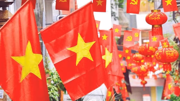 Sắc màu cờ hoa chào mừng ngày Quốc khánh 2/9 trên nhiều khu dân cư tại Hà Nội (Ảnh THẾ ĐẠI)