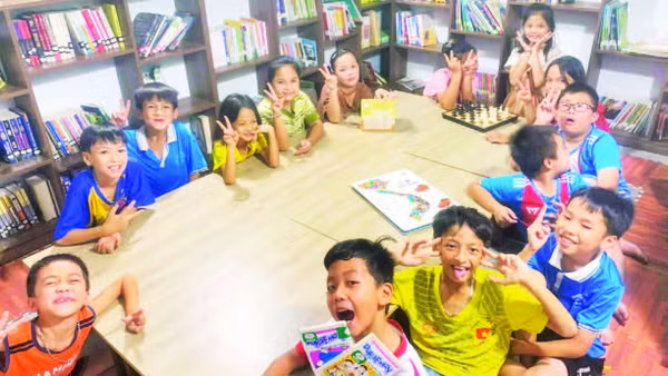 Một buổi đọc sách của các em nhỏ xã Liên Minh tại Thư viện Hạnh phúc.