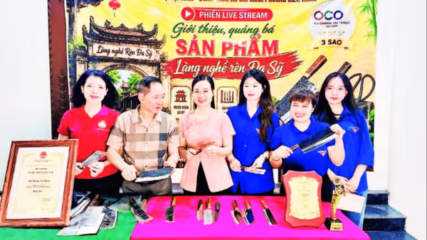 Lãnh đạo phường Kiến Hưng cùng các bạn trẻ quảng bá sản phẩm làng rèn Đa Sỹ.