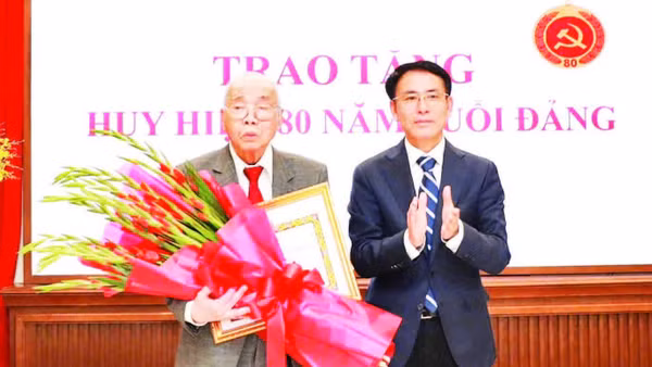 Thường trực Thành ủy Hà Nội trao tặng Huy hiệu 80 năm tuổi đảng cho đảng viên lão thành Nguyễn Tiến Hà (Ảnh THÁI QUANG)