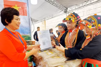 Chỉ cần có điện thoại di động, mọi giao dịch mua bán, thanh toán, quản lý tài chính cá nhân… của người dân đều có thể thực hiện một cách nhanh chóng. Nguồn: BBG