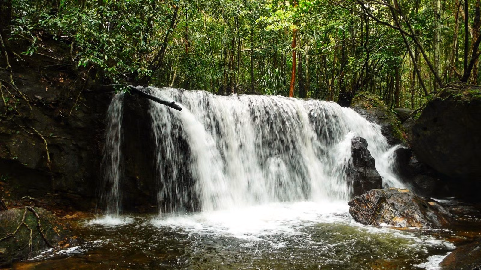 Một dòng thác trên dòng Suối Tranh với cảnh sắc thiên nhiên hữu tình.