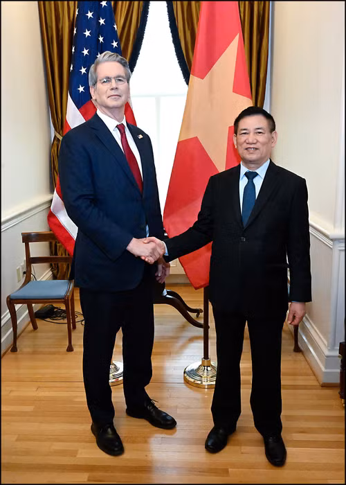 Phó Thủ tướng Hồ Đức Phớc trao đổi với Bộ trưởng Tài chính Hoa Kỳ Scott Bessent. (Ảnh: BNG)