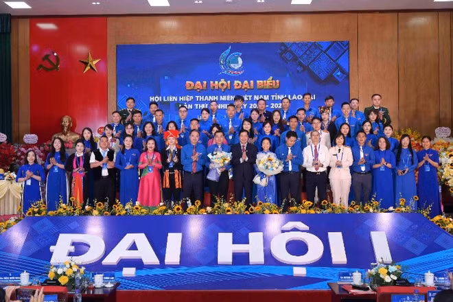Đồng chí Dương Quốc Huy, Bí thư Tỉnh ủy Lào Cai và đồng chí Nguyễn Tường Lâm, Chủ tịch Hội Liên hiệp Thanh niên Việt Nam tặng hoa chúc mừng Ủy ban Hội Liên hiệp Thanh niên Việt Nam tỉnh Lào Cai khóa I, nhiệm kỳ 2026-2029.