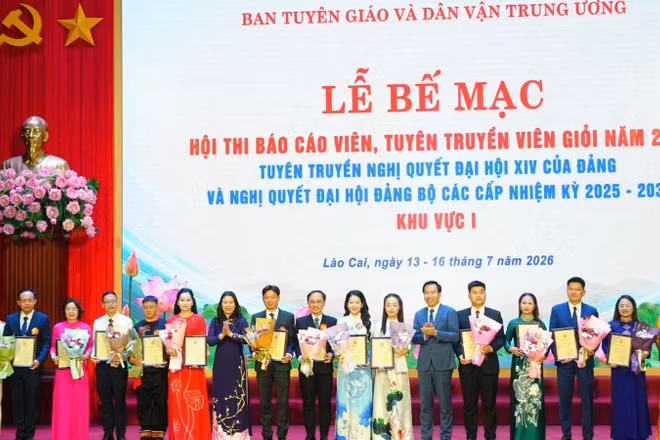 Ban tổ chức trao giải cho các thí sinh tham gia Hội thi Báo cáo viên, tuyên truyền viên giỏi khu vực I năm 2026.