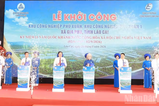 Các đại biểu thực hiện nghi thức khởi công Dự án đầu tư xây dựng và kinh doanh kết cấu hạ tầng khu công nghiệp Phú Xuân và Khu công nghiệp Phú Xuân 1. (Ảnh: TÂM THỜI)