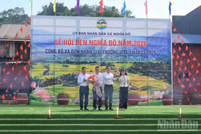 Lãnh đạo Sở Văn hóa, Thể thao và Du lịch tỉnh Lào Cai trao giải thưởng “Làng du lịch cộng đồng hàng đầu năm 2025” cho xã Nghĩa Đô. (Ảnh: CÔNG HẢI)