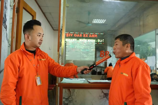 Kiểm tra nồng độ cồn của lái xe trước khi xuất bến.