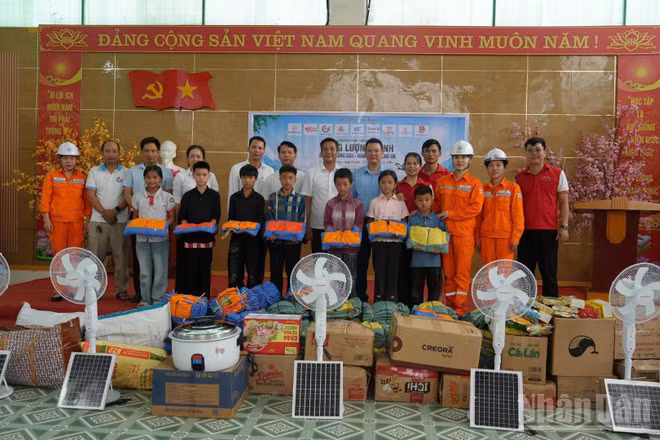Đại diện Công ty Điện lực Lào Cai cùng chính quyền địa phương và các nhà tài trợ trao học bổng cho học sinh có hoàn cảnh khó khăn tại xã Nậm Xé. (Ảnh: Công ty Điện lực Lào Cai)