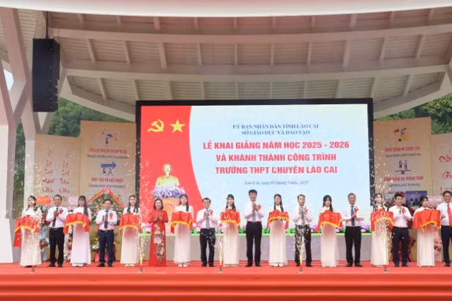 Các đại biểu cắt băng khánh thành Trường trung học phổ thông chuyên Lào Cai.