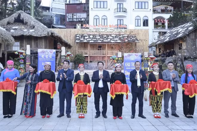 Các đại biểu cắt băng khai mạc không gian văn hóa “Sa Pa tinh hoa hội tụ”.