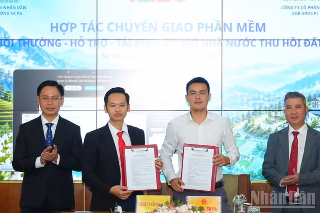 Ủy ban nhân dân phường Sa Pa và Công ty cổ phần IGB ký kết hợp tác, chuyển giao công nghệ. (Ảnh: CÔNG HẢI)