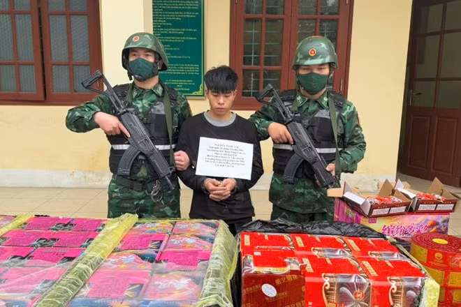 Đối tượng Nguyễn Ngọc Tài cùng tang vật.