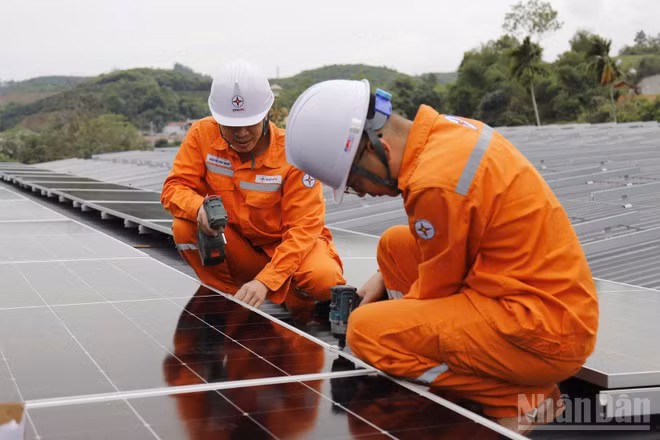 Hệ thống điện mặt trời mái nhà được lắp đặt tại Công ty Điện lực Lào Cai góp phần tiết kiệm chi phí và nâng cao hiệu quả sử dụng năng lượng. (Ảnh: Công ty Điện lực Lào Cai)
