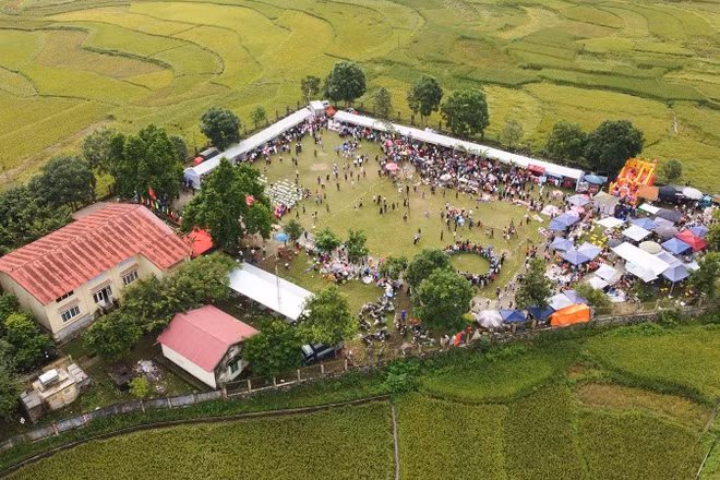 Đông đảo người dân và du khách tham gia Lễ hội cốm Hợp Thành.