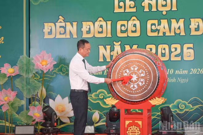 Đồng chí Vũ Hùng Dũng, Bí thư Đảng ủy, Chủ tịch Hội đồng nhân dân phường Cam Đường đánh trống khai hội. (Ảnh: CÔNG HẢI)