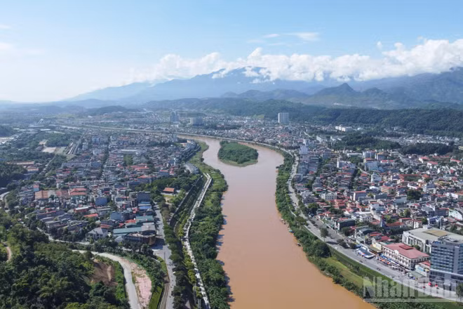 Dự án đầu tư xây dựng tuyến đường sắt Lào Cai-Hà Nội-Hải Phòng tạo động lực cho tỉnh Lào Cai phát triển. (Ảnh: CÔNG HẢI)