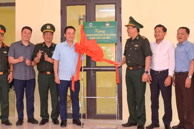 Các đại biểu thực hiện nghi thức khánh thành điểm Trường mầm non Xà Khái Tủng, xã Pha Long.