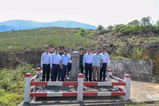 Đoàn công tác huyện Mường Ét, tỉnh Hua Phăn (Lào) tham quan mô hình trồng dứa hàng hóa tại Bản Lầu.