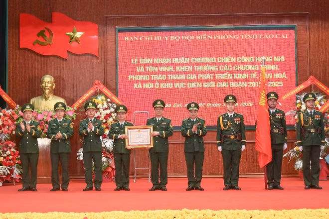 Thiếu tướng Nguyễn Văn Thiện, Phó Tư lệnh Bộ đội Biên phòng thừa ủy quyền của Chủ tịch nước trao tặng Huân chương Chiến công hạng Nhì cho Ban Chỉ huy Bộ đội Biên phòng tỉnh Lào Cai.