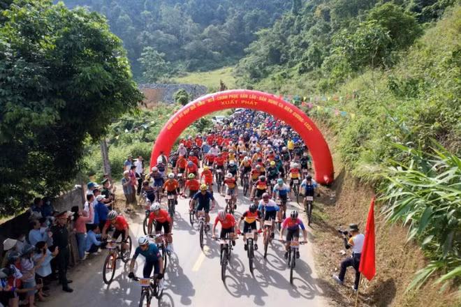 Gần 200 vận động viên tham gia giải đua xe đạp địa hình “MTB-Bản hùng ca biên cương”.
