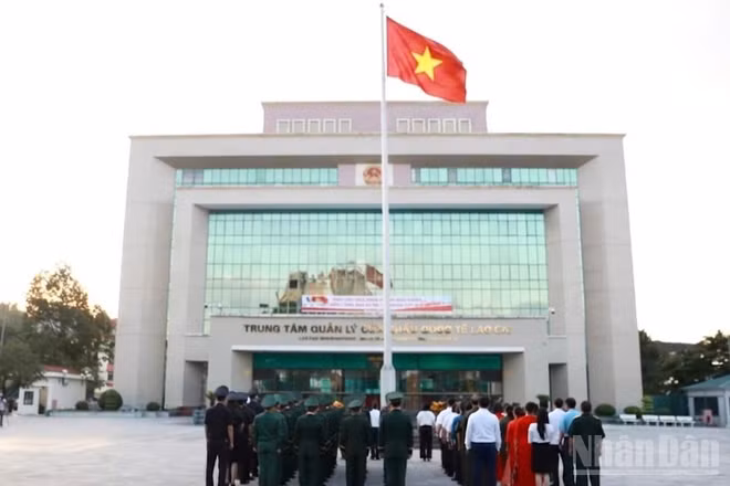 Trang nghiêm Lễ chào cờ kỷ niệm 81 năm Quốc khánh nước Cộng hòa xã hội chủ nghĩa Việt Nam (2/9/1945-2/9/2026) tại Cửa khẩu quốc tế Lào Cai. (Ảnh: CÔNG HẢI)