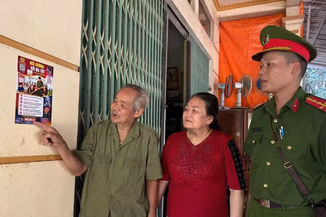 Công an xã Bảo Thắng dán pa-nô, áp phích tuyên truyền, hướng dẫn người dân tố giác tội phạm về ma túy.