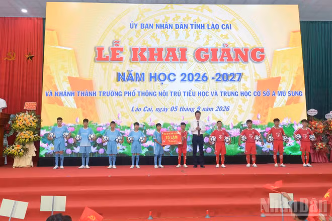 Đồng chí Nguyễn Thế Phước, Phó Bí thư Tỉnh ủy, Chủ tịch Ủy ban Mặt trận Tổ quốc Việt Nam tỉnh Lào Cai trao quà của Tổng Bí thư, Chủ tịch nước Tô Lâm gửi tặng các em học sinh. (Ảnh: CÔNG HẢI)
