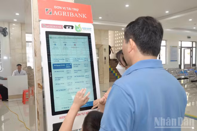 Ki-ốt y tế thông minh góp phần rút ngắn thời gian làm thủ tục hành chính cho bệnh nhân. (Ảnh: CÔNG HẢI)