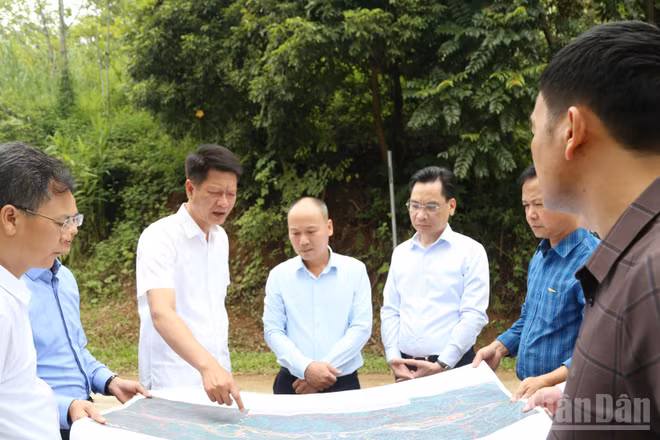 Lãnh đạo tỉnh Lào Cai kiểm tra các dự án tái định cư tại xã Bảo Hà. (Ảnh: CÔNG HẢI)