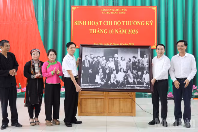 Đồng chí Nguyễn Tuấn Anh, Chủ tịch Ủy ban nhân dân tỉnh Lào Cai tặng quà cho Chi bộ thôn Hạnh Phúc. (Ảnh: CÔNG HẢI)