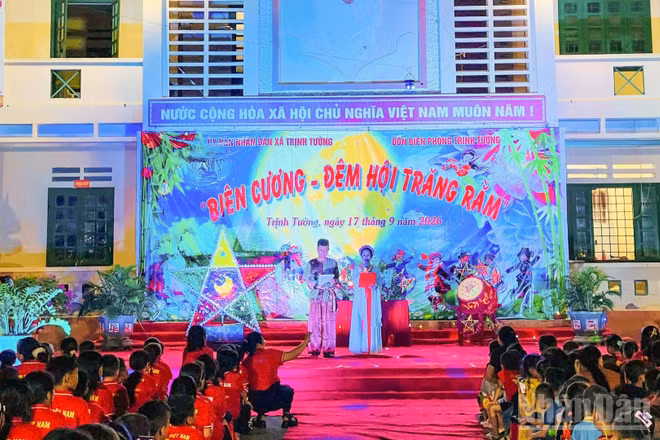 Chương trình “Biên cương - Đêm hội trăng rằm” mang đến cho các em học sinh Trường phổ thông dân tộc bán trú tiểu học và trung học cơ sở Cốc Mỳ không khí vui tươi, đầm ấm. (Ảnh: Đồn Biên phòng Trịnh Tường cung cấp)