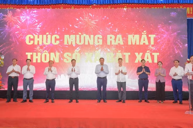 Các đại biểu thực hiện nghi thức ra mắt "Thôn số" tại xã Bát Xát.