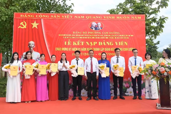 Lãnh đạo Đảng ủy, Ủy ban nhân dân phường Cam Đường trao quyết định kết nạp cho các đảng viên.