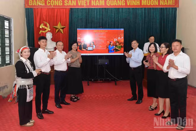 Các đại biểu thực hiện nghi thức ra mắt mô hình “Thôn số” tại thôn Sơn Hà, xã Bát Xát.