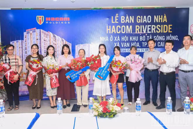 Các đại biểu thực hiện nghi thức bàn giao căn hộ cho những cư dân đầu tiên tại Hacom Riverside, phường Lào Cai. (Ảnh: CÔNG HẢI)
