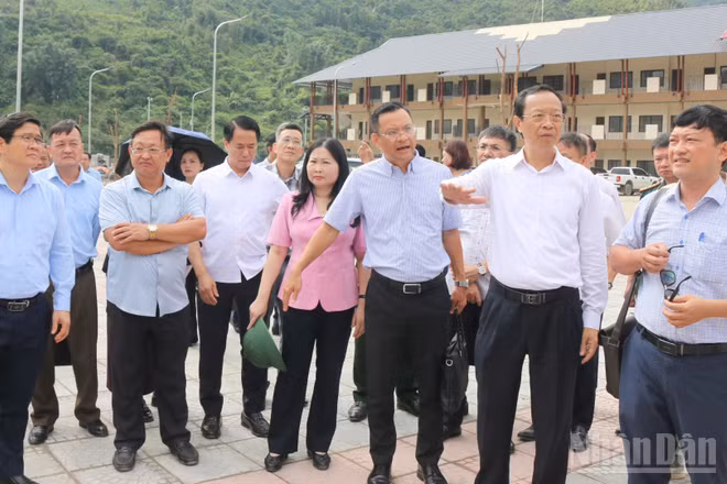 Thứ trưởng Giáo dục và Đào tạo Phạm Ngọc Thưởng cùng Đoàn công tác kiểm tra thực tế tại Trường phổ thông nội trú tiểu học và trung học cơ sở Mường Khương. (Ảnh: CÔNG HẢI)