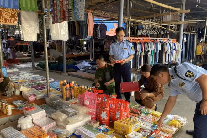 Lực lượng Quản lý thị trường tỉnh Lào Cai phát hiện và xử lý nhiều vụ vi phạm về hàng giả.