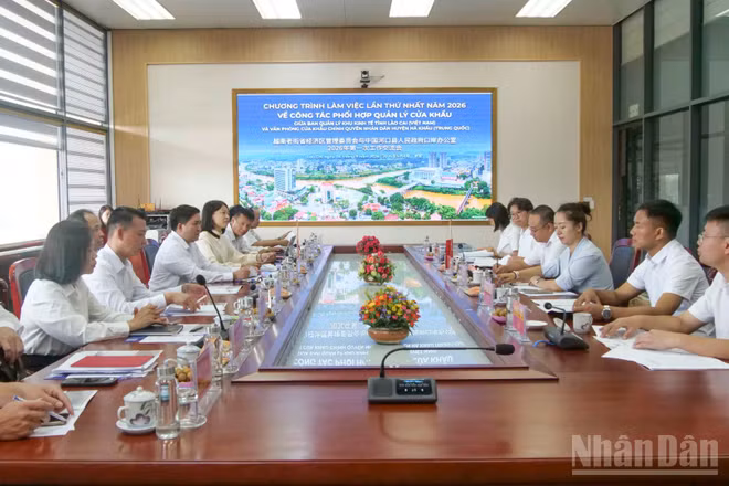 Quang cảnh buổi làm việc lần thứ nhất năm 2026 giữa Ban Quản lý Khu kinh tế tỉnh Lào Cai và Văn phòng cửa khẩu, Chính quyền nhân dân huyện Hà Khẩu về công tác phối hợp quản lý cửa khẩu. (Ảnh: CÔNG HẢI)