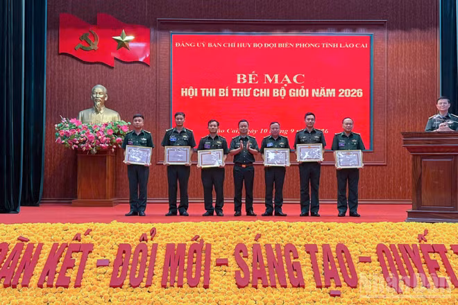 Đại tá Trần Quang Tùng, Chính ủy Bộ đội Biên phòng Lào Cai tặng giấy khen cho các cá nhân đoạt giải Nhất, Nhì và Ba. (Ảnh: THÀNH TÂM)