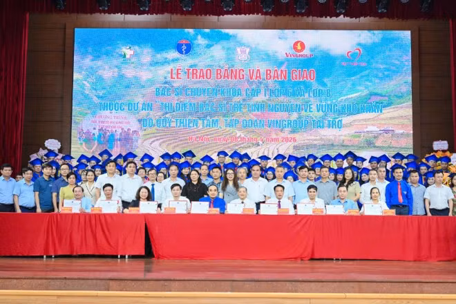 Lễ trao bằng và bàn giao bác sĩ chuyên khoa cấp I thuộc Dự án "Bác sĩ trẻ tình nguyện về vùng khó khăn".