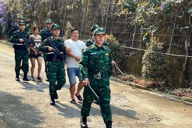 Bộ đội Biên phòng áp giải các đối tượng mua bán người.