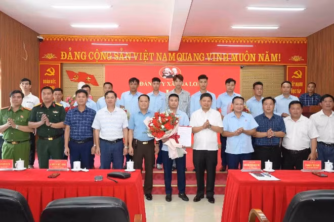 Lãnh đạo xã Pha Long trao quyết định và tặng hoa chúc mừng Chi bộ Công ty cổ phần năng lượng Mường Khương.
