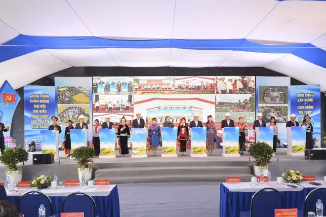Phó Thủ tướng Chính phủ Phạm Thị Thanh Trà cùng các đại biểu nhấn nút khởi công xây dựng 4 trường nội trú liên cấp trên địa bàn tỉnh Lào Cai.