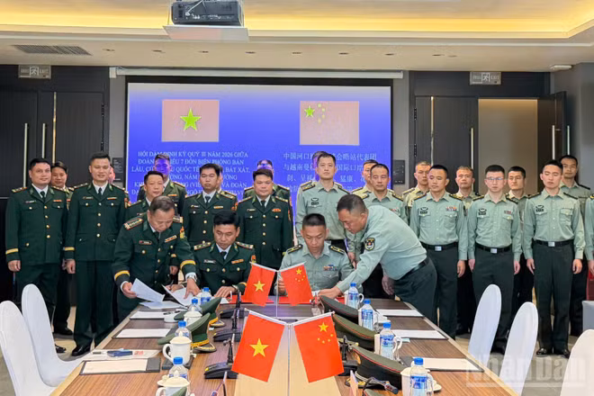 Lực lượng Biên phòng hai bên ký kết Biên bản hội đàm. (Ảnh: Bộ đội Biên phòng tỉnh Lào Cai)