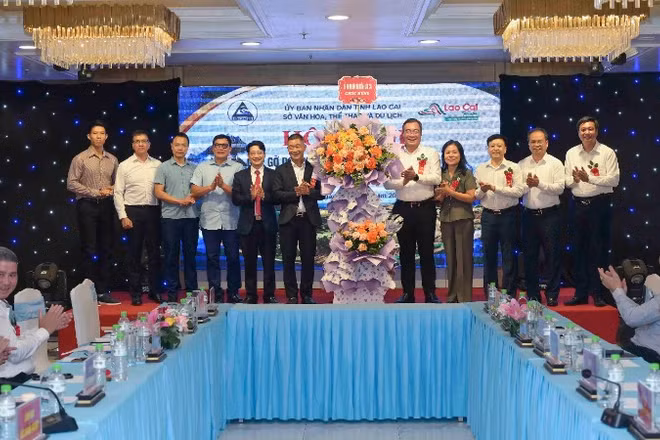 Lãnh đạo Sở Văn hóa, Thể thao và Du lịch tỉnh Lào Cai tặng hoa chúc mừng Hiệp hội Du lịch tỉnh nhân dịp kỷ niệm 66 năm Ngày Du lịch Việt Nam (9/7/1960-9/7/2026).
