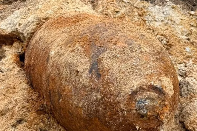 Quả bom nặng khoảng 500kg được phát hiện trong quá trình thi công đường gom tại xã Bảo Hà.
