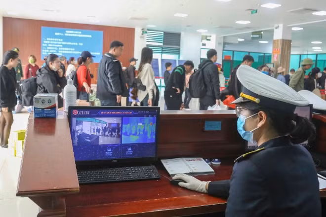 Hệ thống máy đo thân nhiệt giám sát tình trạng sức khỏe khi thực hiện các thủ tục xuất, nhập cảnh.