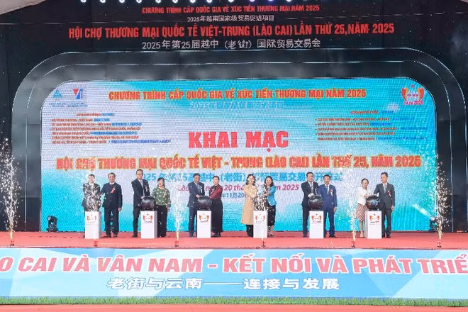 Các đại biểu thực hiện nghi thức khai mạc hội chợ.