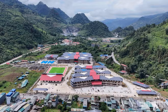 Trường phổ thông nội trú tiểu học và trung học cơ sở Mường Khương được đầu tư đồng bộ với tổng mức 255 tỷ đồng, đáp ứng quy mô 28 lớp với 980 học sinh. (Ảnh: CÔNG HẢI)